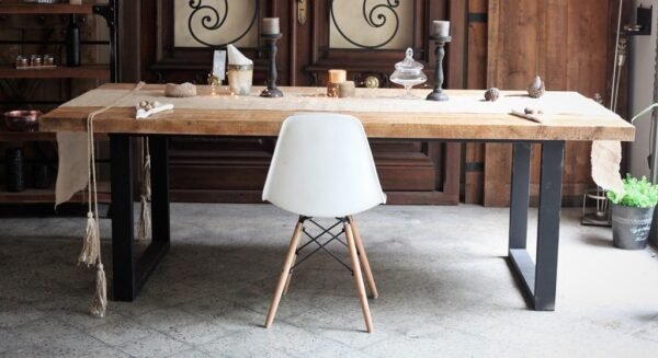 Mesa de comedor rustica de madera maciza de pinotea y patas de hierro modelo U