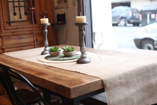 Mesa de comedor rustica de madera maciza de pinotea y patas de hierro modelo U - Imagen 2