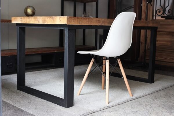 Mesa de comedor rustica de madera maciza de pinotea y patas de hierro modelo U - Imagen 3