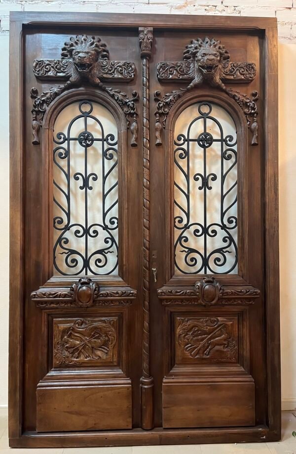 Puerta antigua de madera tallada